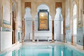 Histórica piscina con columnas en la sauna gay de Kaiserbründl
