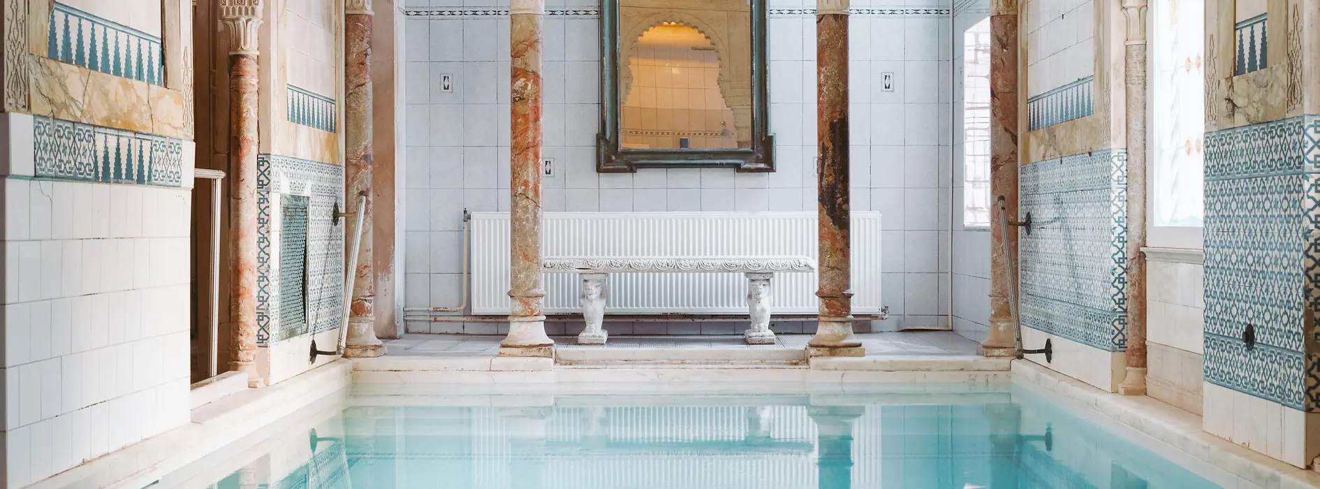 Historisches Wasserbecken mit Säulen in der Schwulensauna Kaiserbründl