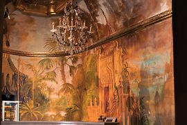 Bar mit Kronleuchte und Wandtapete, auf der Palmen abgebildet sind im Kaiserbründl