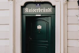 Zelené vstupní dveře do historické gay sauny Kaiserbründl