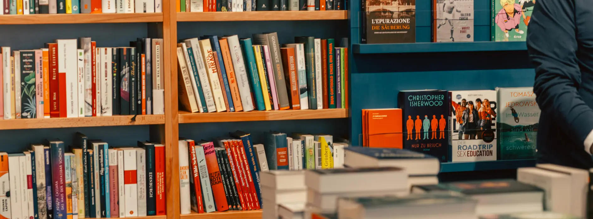 Étagères et tables remplies de livres à la librairie LGBT Löwenherz