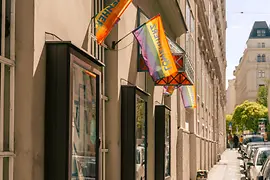 Portalul cu steaguri curcubeu de la intrare în librăria LGBT Löwenherz