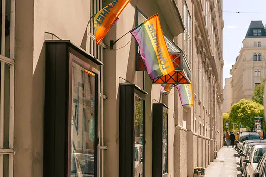 Ingresso della libreria LGBT Löwenherz con le bandiere arcobaleno