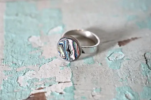 Upcycling de Birdly, anillo hecho de capas de pintura