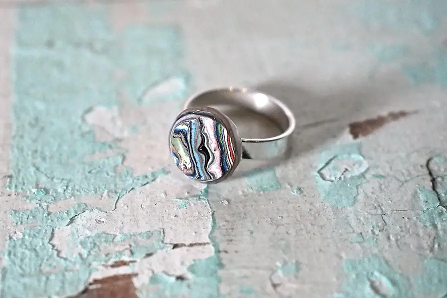 Upcycling de Birdly, anillo hecho de capas de pintura