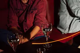 Des personnes avec un verre au bar du Marea Alta