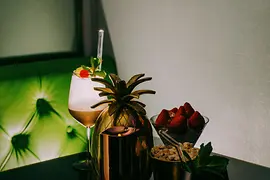 Verres sur une table au Village Bar