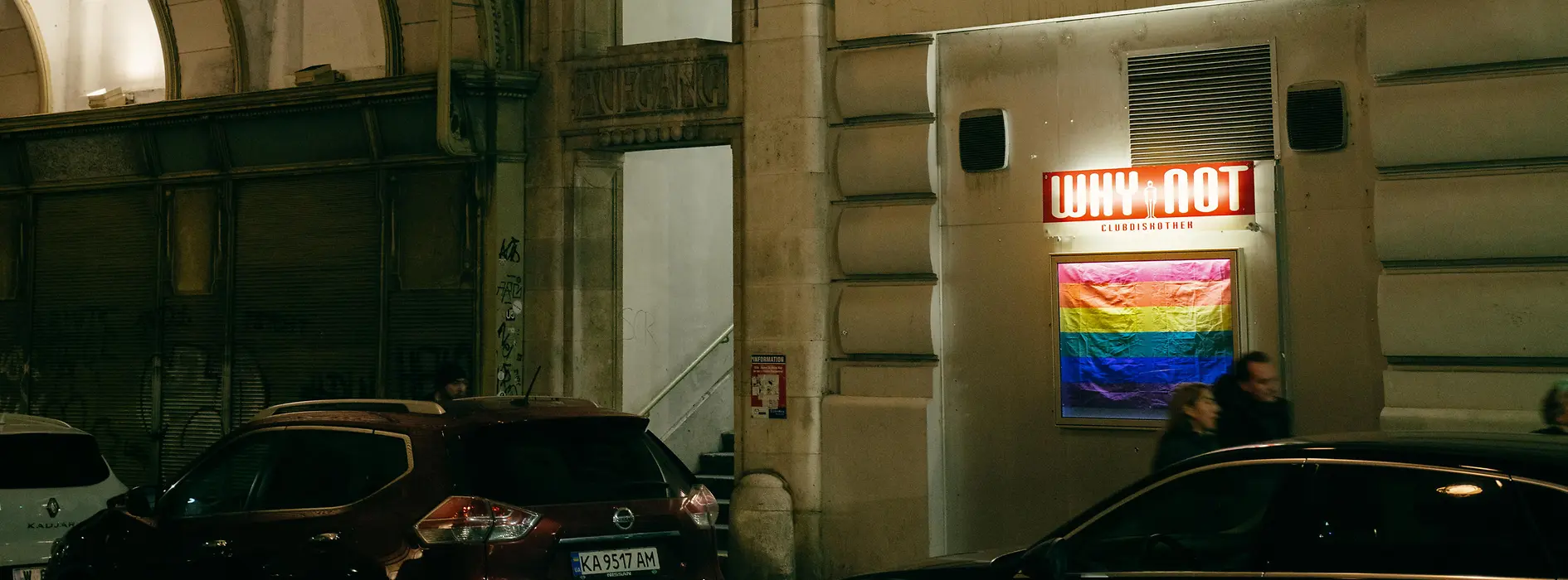 Why Not z zewnątrz nocą