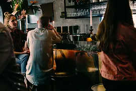 Женщины у барной стойки в венском ресторане Motto