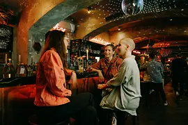 Trois femmes au bar du Motto