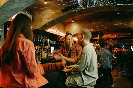 Trois femmes au bar du Motto