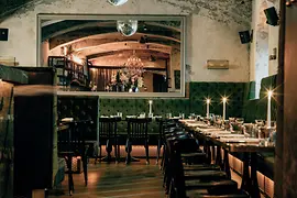 Le restaurant Motto avec boules à facettes et tables avec des bougies