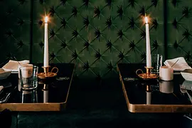 Stůl se svíčkami v restauraci Motto