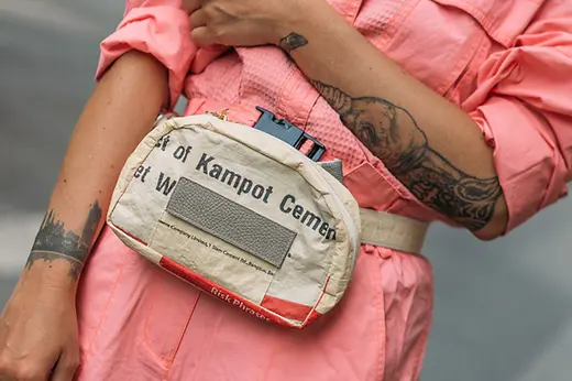 Upcycling de Refished, mujer con riñonera
