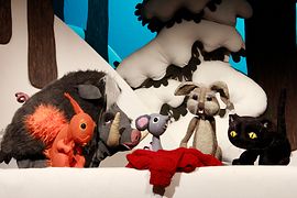 Fünf Tierfiguren in verschneiter Wald-Kulisse