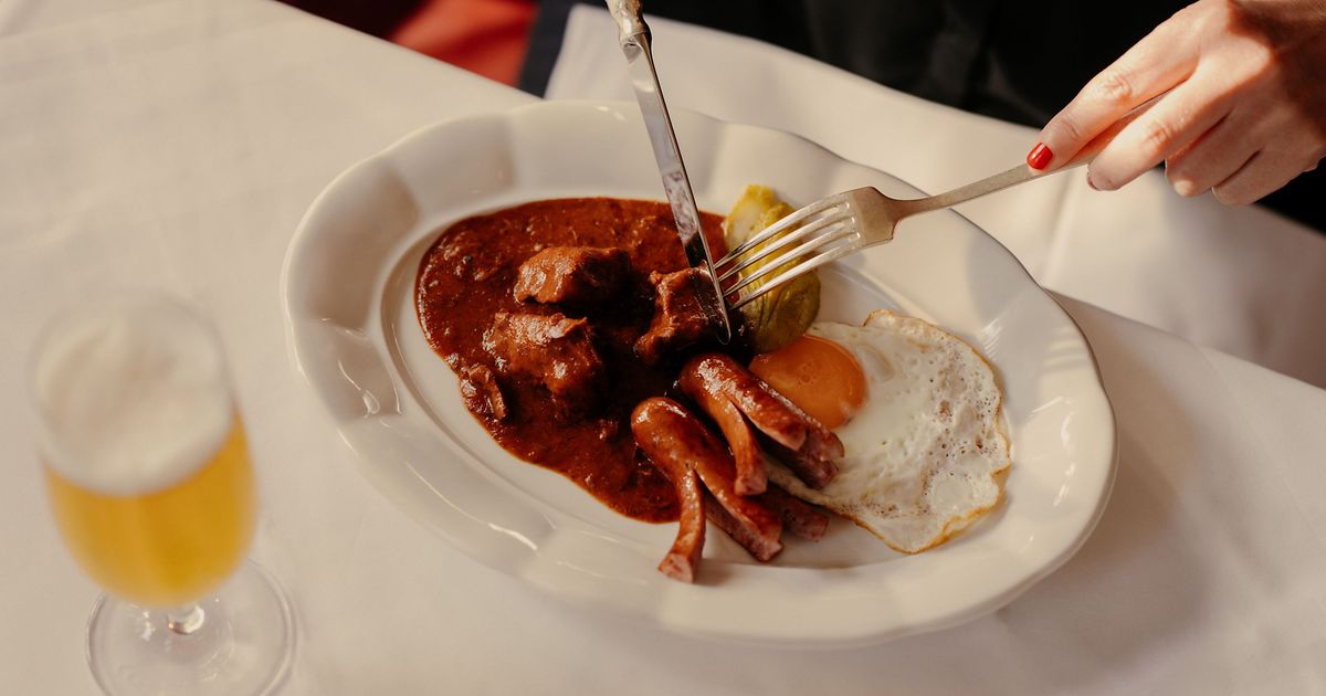 Fiakergulasch mit Würsteln (Fiaker goulash with sausages)  - vienna.info