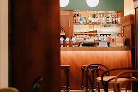 Cafetería con bar y barra