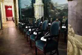 Schönbrunn Palace VR, hall with armchairs with VR glasses on top