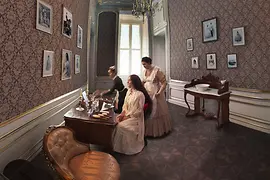 Schönbrunn Palace VR, three women one does her hair
