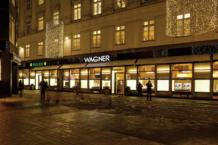 Vista dei negozi di lusso di Louis Vuitton e Juwelier Wagner