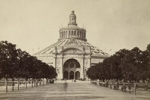 Exposition universelle de 1873 : la rotonde avec le portail sud en noir et blanc