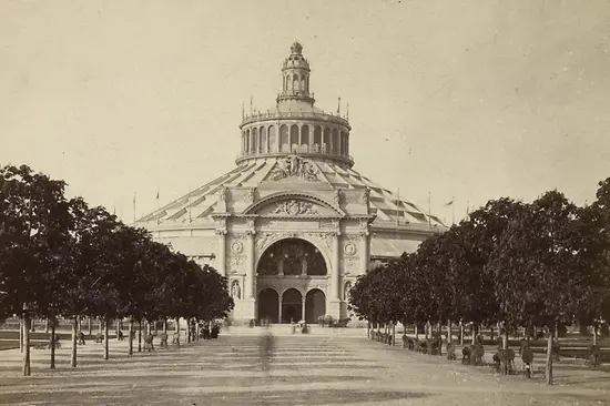 Exposición Universal de 1873: La rotonda con el portal sur en blanco y negro