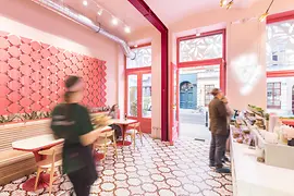 Interior rosado de un restaurante