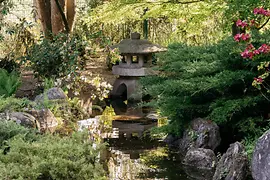 小さな日本の石塔が建つ公園の風景