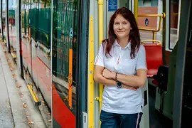 Wiener Linien: Mitarbeiterin Saskia Rudnicky in einer Straßenbahn