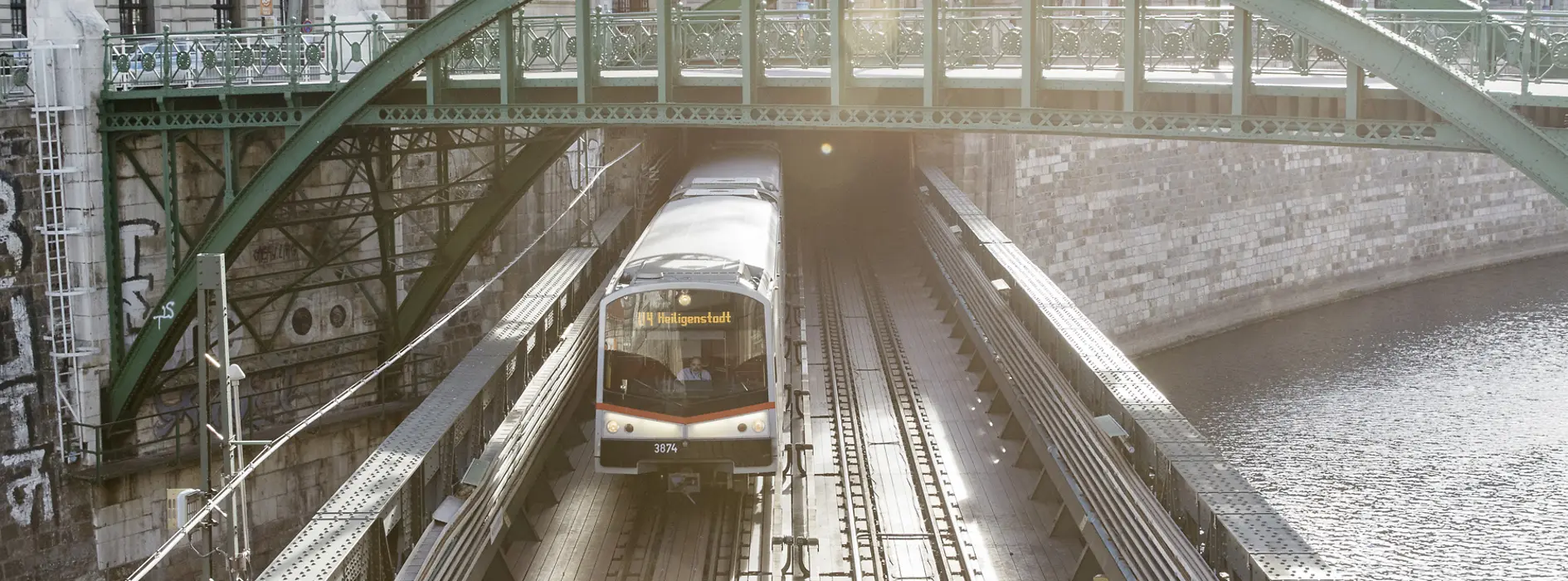 U-Bahn U4 auf der Wienfluss-Brücke