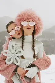 Zwei weibliche Models vor Gebirgslandschaft im Schnee