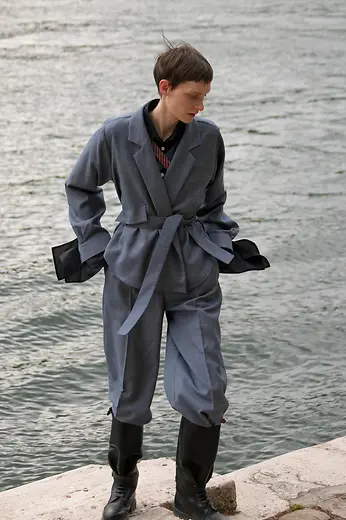 Frauenmodel mit Mode aus Österreich 