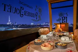 Cabine di un’ovovia sul tetto di un hotel