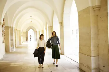 Două femei care se plimbă în centrul orașului Viena