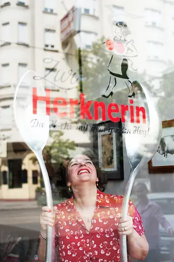 Stefanie Herkner in ihrem Restaurant \"Zur Herknerin\"