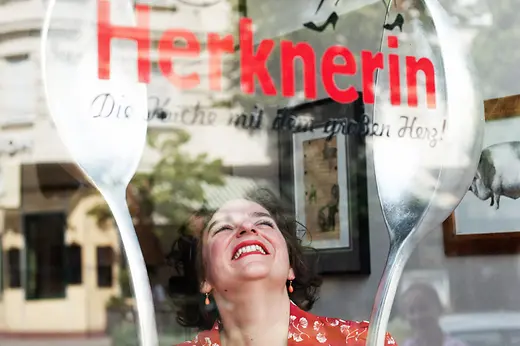 Stefanie Herkner in ihrem Restaurant \"Zur Herknerin\"