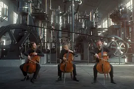 Violonceliști ai Orchestrei Filarmonicii din Viena în Sala Mașinilor