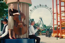 Die Musiker:innen Matthias Schorn, Valerie Schatz und Josef Reif im Prater, dahinter das Riesenrad.