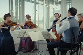 Conjunto de la Orquesta Filarmónica de Viena en un salón del hipódromo vienés de Freudenau