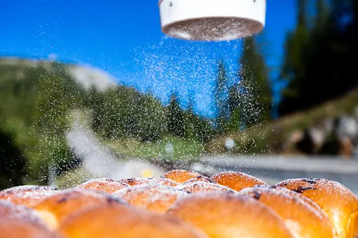 Picture of the yeast bun pastries called \"Schneebergbuchteln\"
