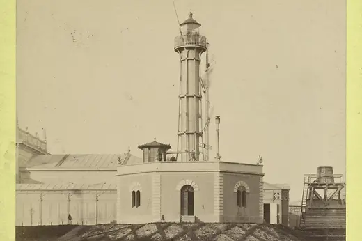 Foto: Österreichische Seeleuchte mit Semaphor und Nebelsignal