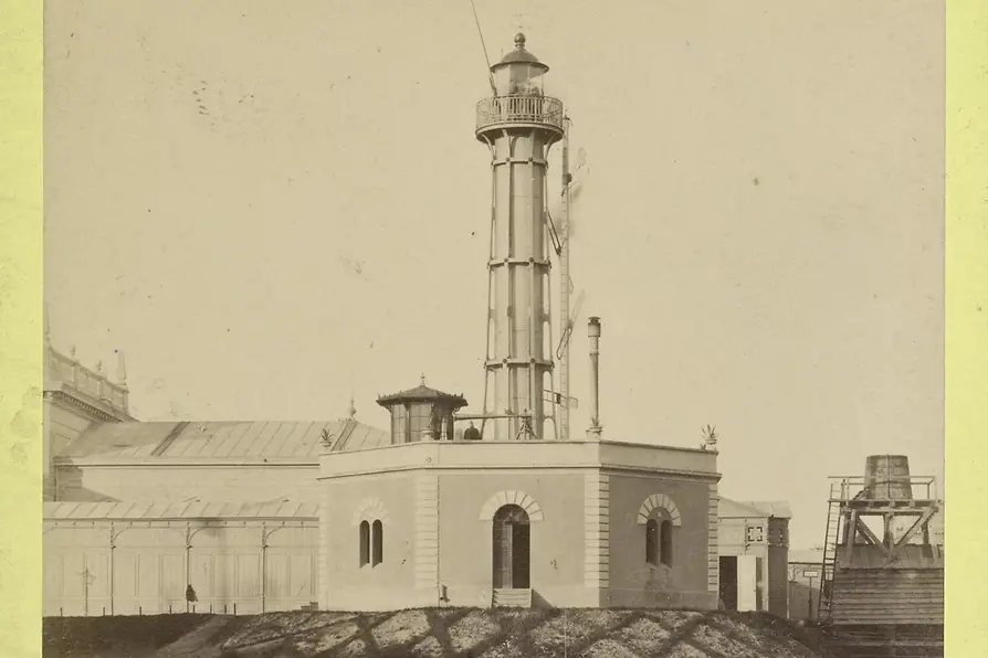 Foto: Österreichische Seeleuchte mit Semaphor und Nebelsignal