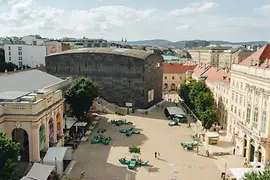 MuseumsQuartier, cortile interno, vista dall'alto
