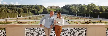 Zwei Menschen in Schönbrunn mit der Gloriette im Hintergrund