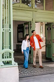 Una pareja sale de la estación de metro