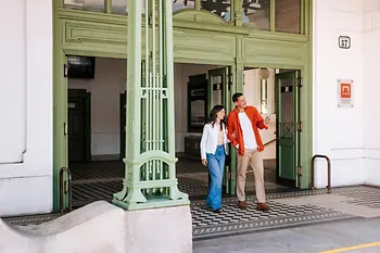 Una pareja sale de la estación de metro