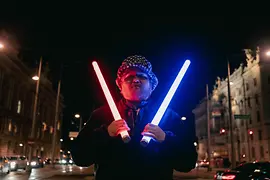 Le chef Lukas Mraz en Jedi avec son sabre laser