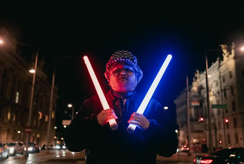 Chefkoch Lukas Mraz mit Leuchtstäben als Jedi