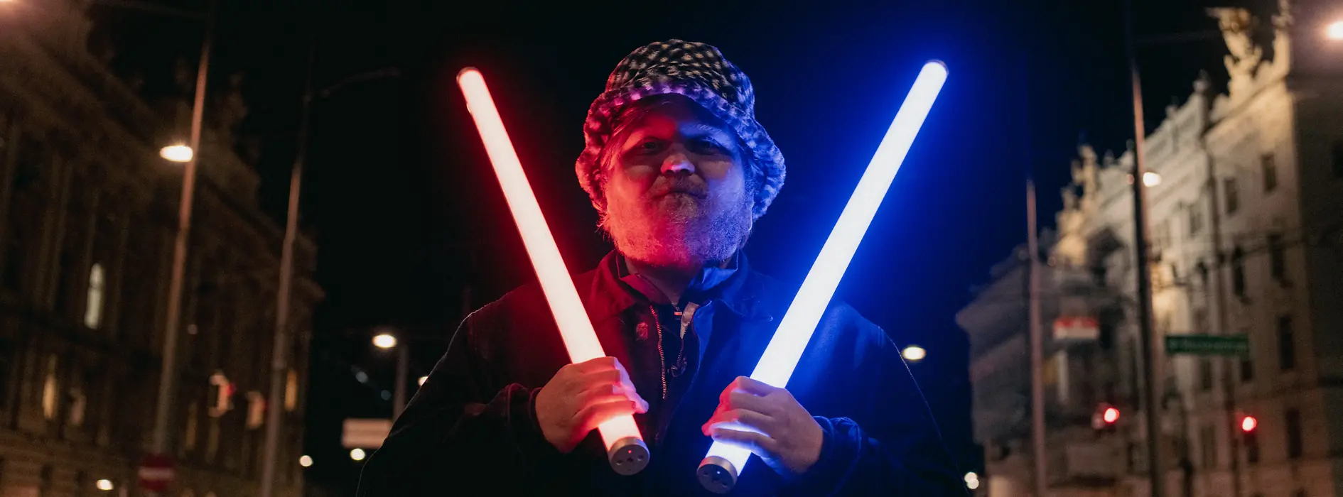 Le chef Lukas Mraz en Jedi avec son sabre laser