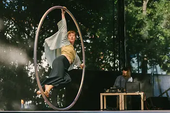 Sandra Hanschitz turning on a wheel on stage at the Kultursommer Wien 2022